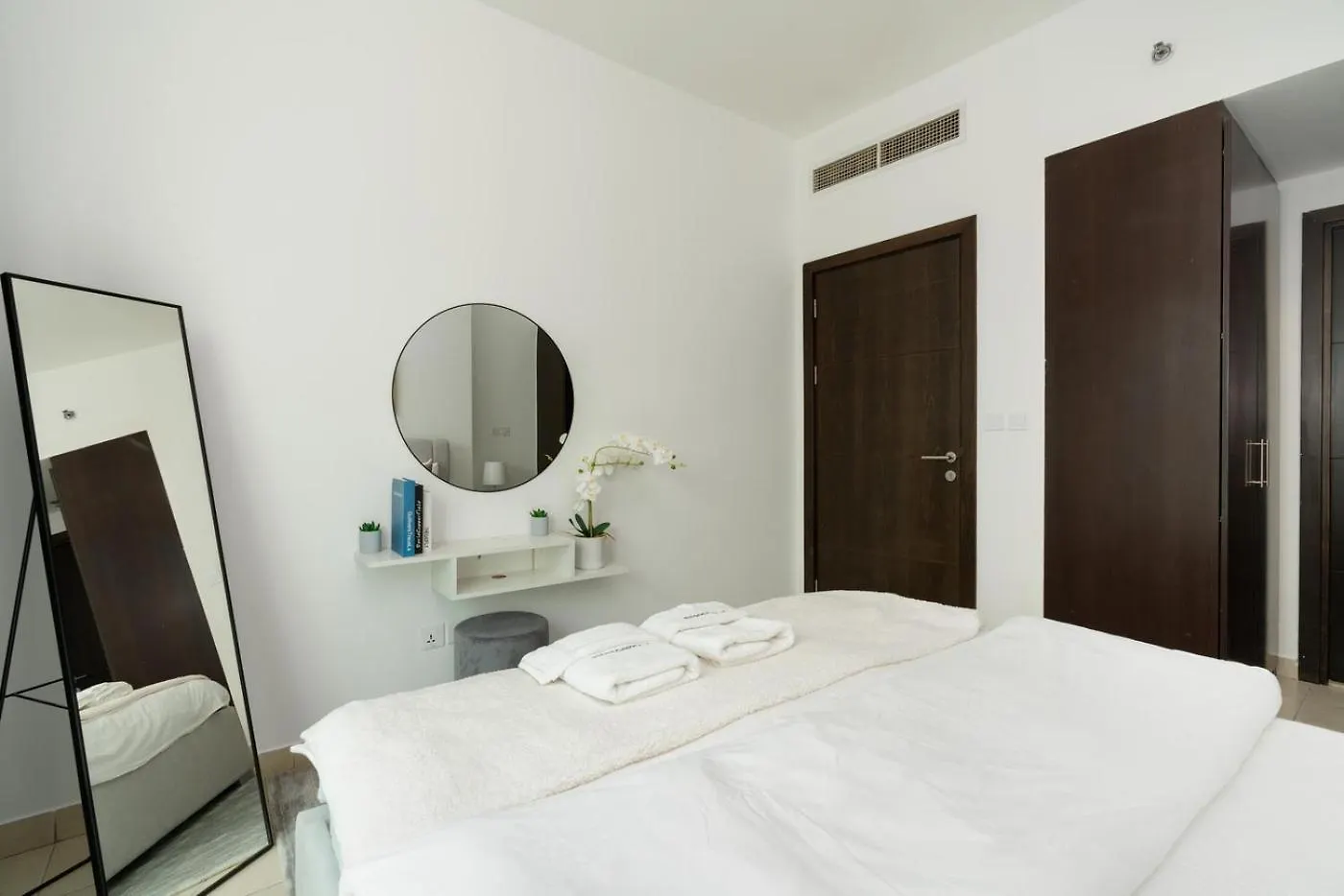 Opulent 1 Bedroom Marina View Dubai Apartment